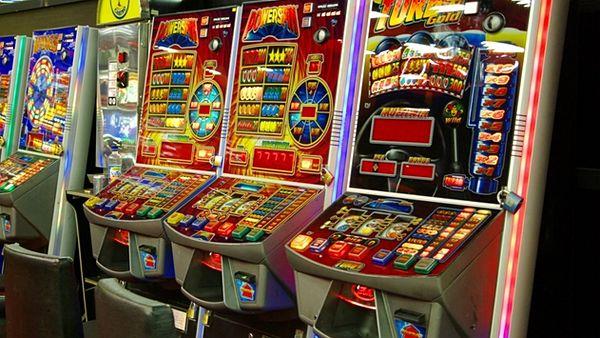 Výherní automat obrali pomocí šroubováku! Výherní automat obrali pomocí šroubováku!